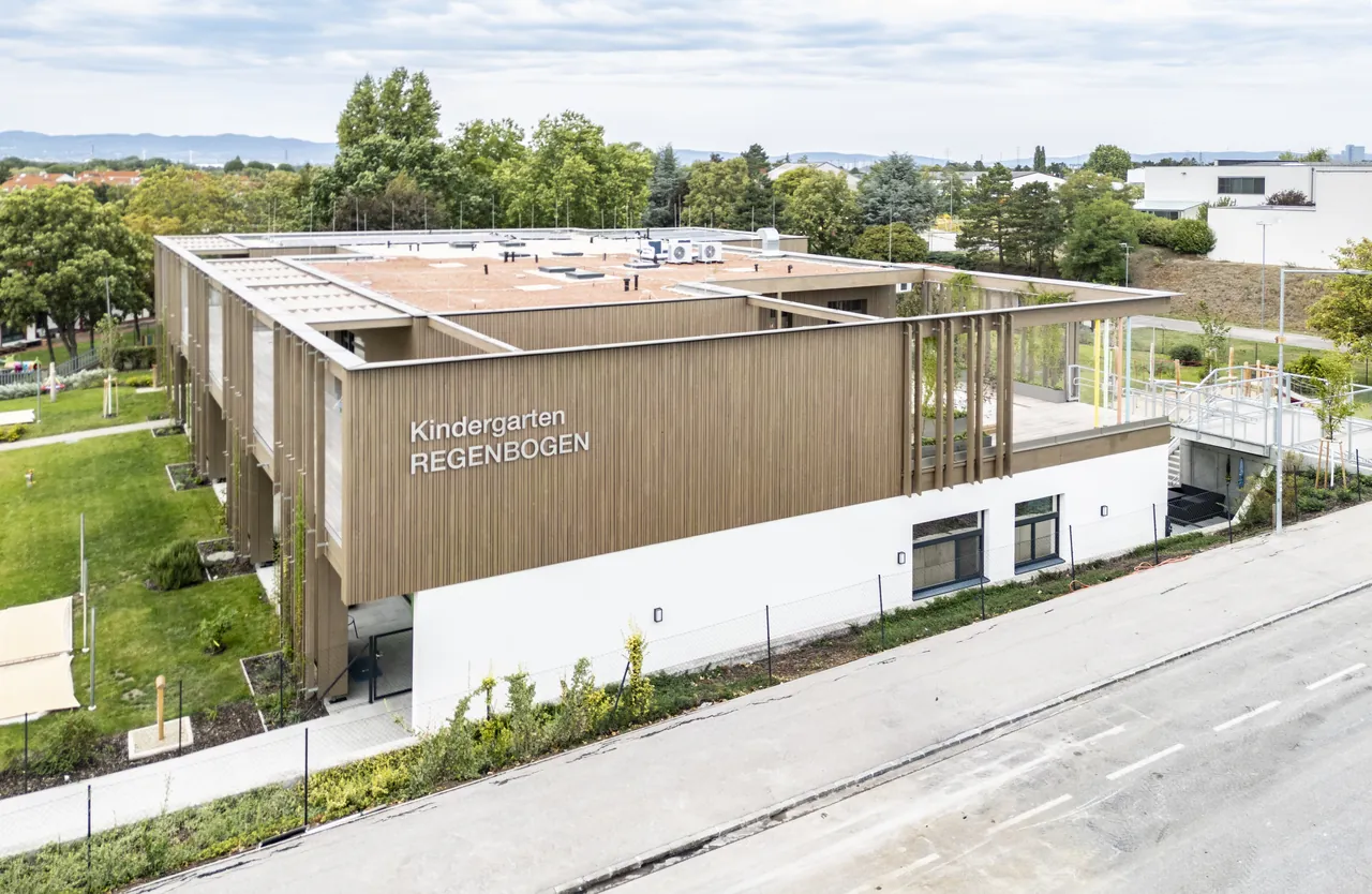 Kindergarten Leopoldsdorf, Gartenseite mit Holzfassade – Architekturplanung von aim architektur